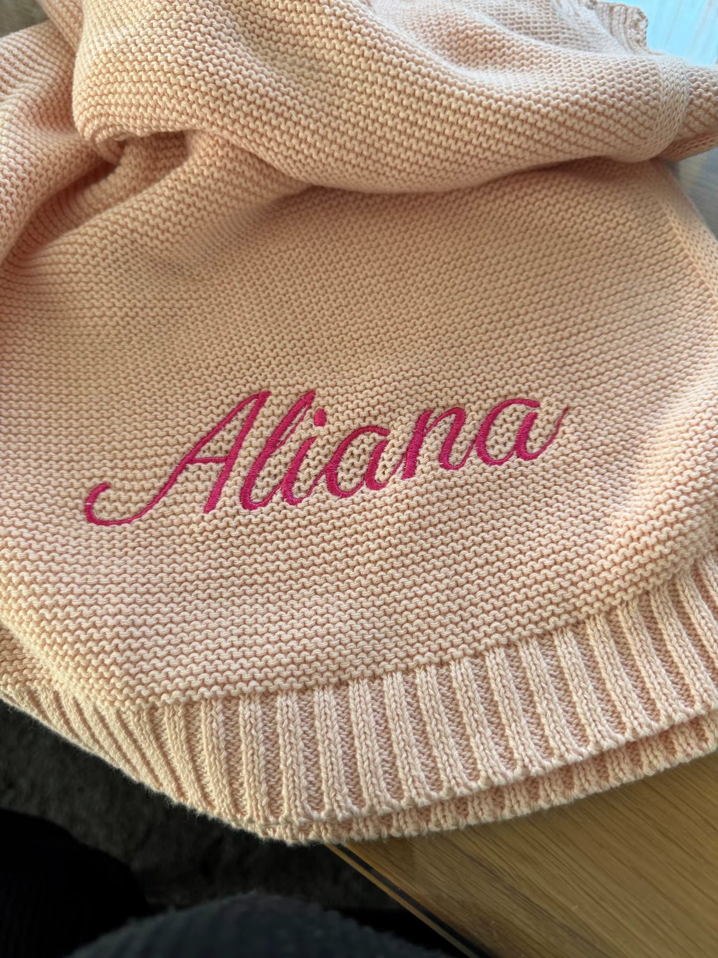 Personalisierte Baby-Wolldecke mit Namen – Kuschelweich & liebevoll bestickt
