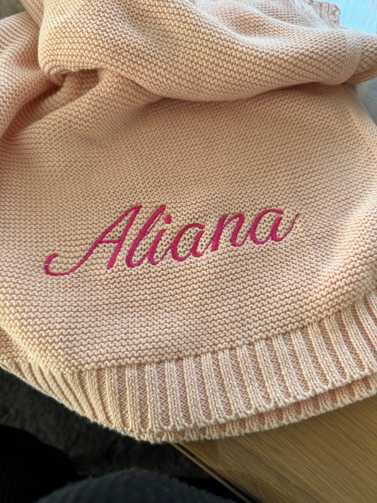 Personalisierte Baby-Wolldecke mit Namen – Kuschelweich & liebevoll bestickt