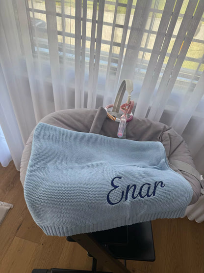 Personalisierte Baby-Wolldecke mit Namen – Kuschelweich & liebevoll bestickt
