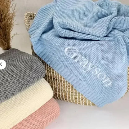 Personalisierte Baby-Wolldecke mit Namen – Kuschelweich & liebevoll bestickt