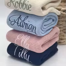 Personalisierte Baby-Wolldecke mit Namen – Kuschelweich & liebevoll bestickt