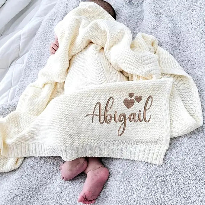 Personalisierte Baby-Wolldecke mit Namen – Kuschelweich & liebevoll bestickt